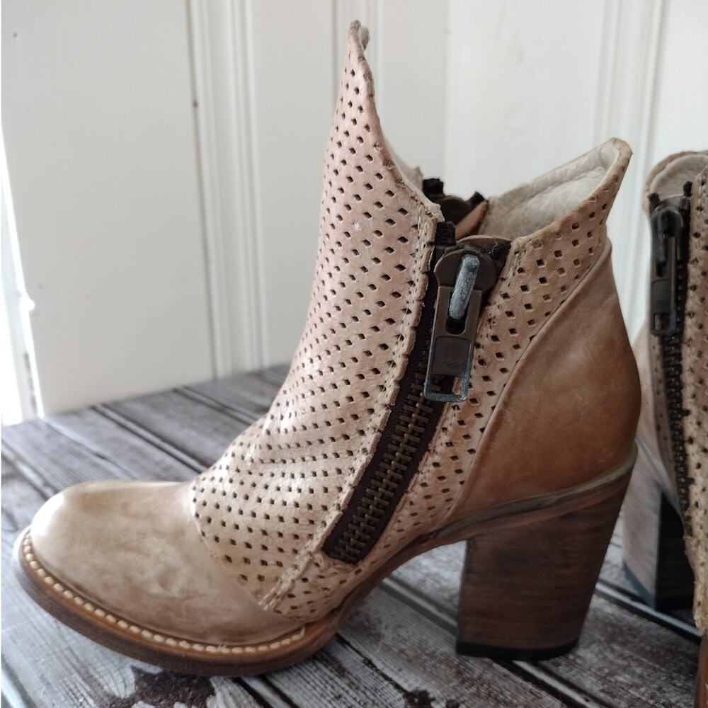 Freebird EUC!! Bowie Tan Leather Perforated Stacked Heel Zip Ankle Boots Women 6 - Picture 7 of 16
